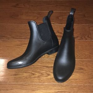 Black ankle rain booties!